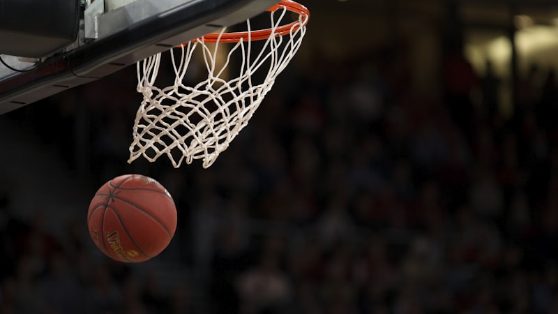 NBA 2026赛季总决赛现场，球员飞跃扣篮瞬间